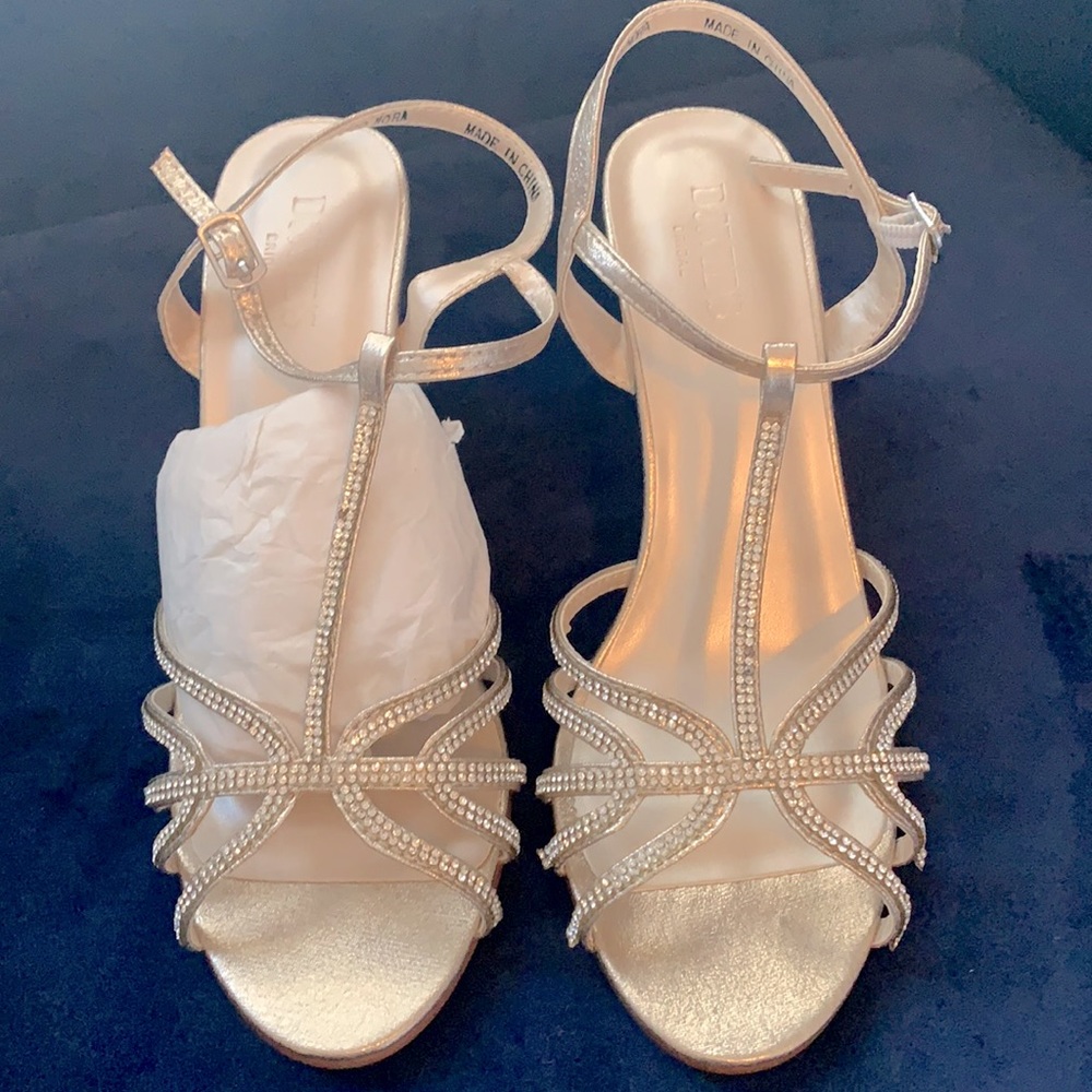 DAVIDS BRIDAL GOLD METALLIC WEDGE SPECIAL OCCASION SHOE SIZE 8 M (Nora)